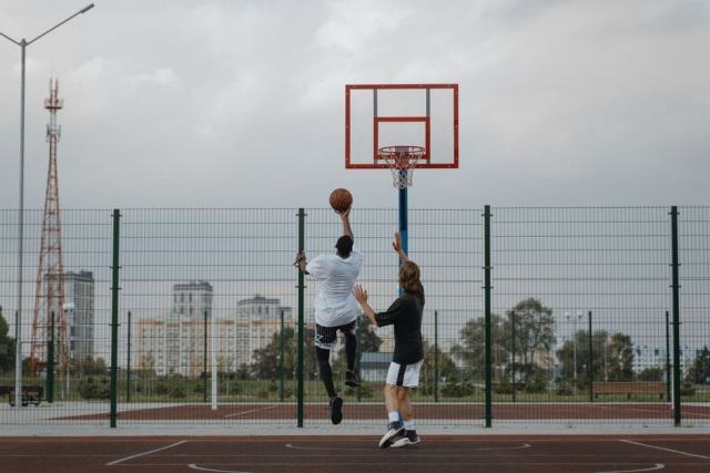 Joueur de basket au lancer franc pendant un match