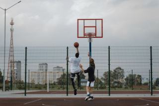 Lancer franc sur un terrain de basket Joueur de basket au lancer franc pendant un match